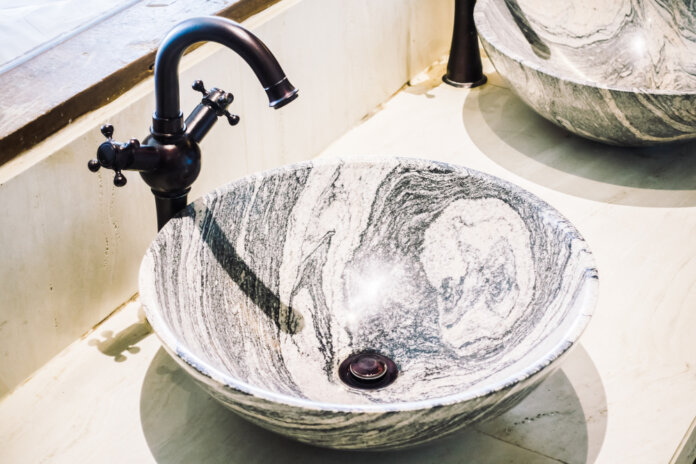 Chiuvete de exterior din inox vs. piatră: Care este mai potrivită?