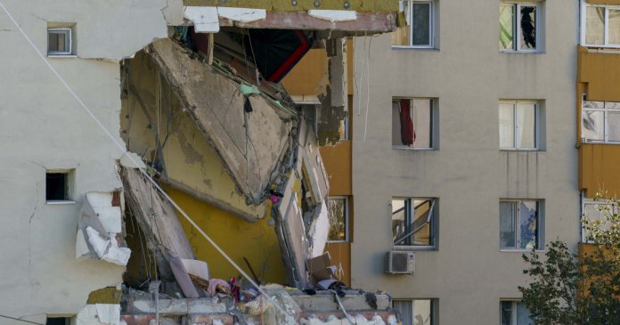 Cei care locuiesc în Rahova și au fost afectați de explozie se revoltă. Statul oferă soluția de a reconstrui și de a închiria apartamentele.