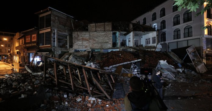 Cel puțin 26 de replici într-o oră după seismul de 6,1 din Turcia; unitățile de învățământ din provincia Balîkeșir sunt suspendate marți. Cel puțin 26 de replici într-o oră după seismul de 6,1 din Turcia; unitățile de învățământ din provincia Balîkeșir sunt suspendate marți.