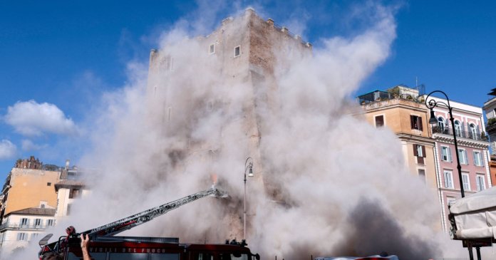 Colapsul parțial al Turnului medieval Torre dei Conti din Roma în timpul lucrărilor de renovare: un muncitor a fost spitalizat