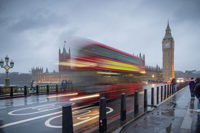 Doi bărbați au fost reținuți după ce mai multe persoane au suferit înjunghieri într-un tren