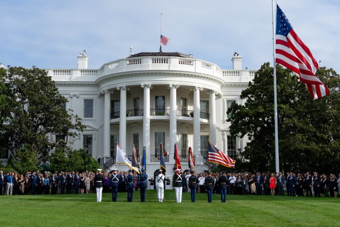 Doi soldați din Garda Națională, răniți prin împușcare în apropiere de Casa Albă, și-au pierdut viața.