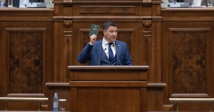 Un senator SOS, acuzat de sustragerea unui rucsac în valoare de 1.500 de lei și a unei tablete