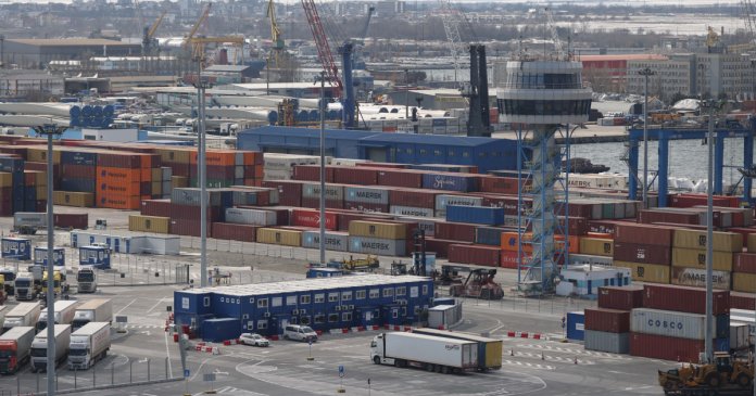 Două morți în Portul Constanţa, din cauza exploziei unei anvelope de utilaj.