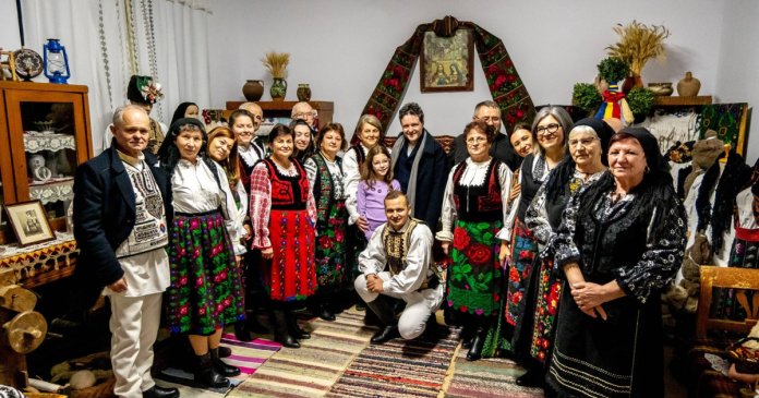 Nicușor Dan a celebrat Crăciunul în localitatea bunicilor săi. Răspunsul comunității la venirea președintelui.