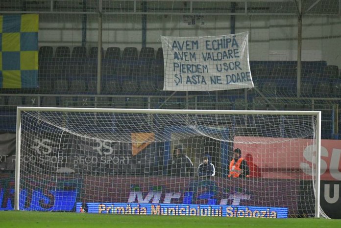 O mahnire amuzanta! Banner-ul aratat la meciul Slobozia - FCSB: „Detinem echipa, avem prestanta...”