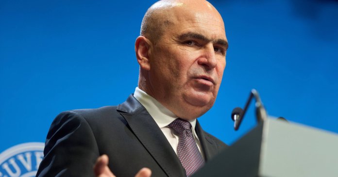 Premierul Bolojan reacționează la criticile care îl numesc „Ilie Sărăcie”: Informații despre majorarea impozitelor și finanțarea partidelor.