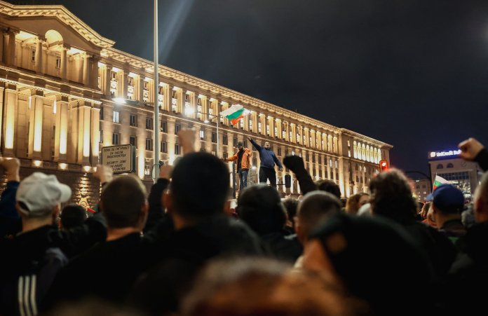 Proteste de amploare în Bulgaria: Zeci de mii de oameni pe străzi în Sofia și alte 13 orașe, președintele Rumen Radev solicită demisia guvernului