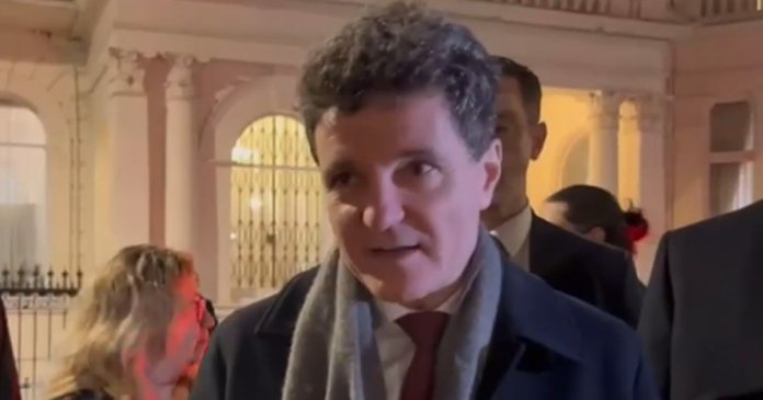 Românii din Londra l-au întâmpinat pe președinte la ambasadă: „Nicușoare, nu mai tergiversa, protejează Justiția”. Mesajul transmis către cetățeni.