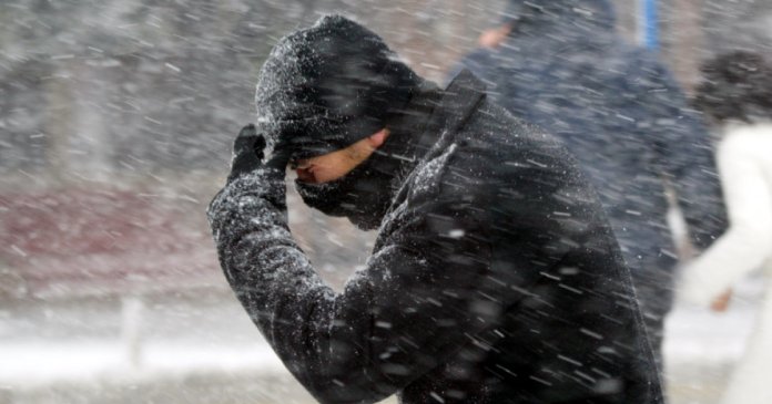 Vreme extreme în România: Alertă galbenă în 23 de județe și alertă portocalie de viscol în zone montane, cu vânturi care ating 140 km/h