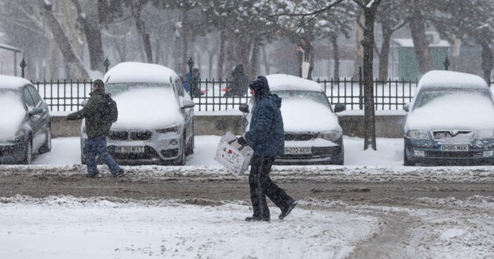 Vreme nefavorabilă în țară: autoritățile acționează pentru îndepărtarea zăpezii și remedierea defectelor. Comandamentul de iarnă a fost chemat la MAI.