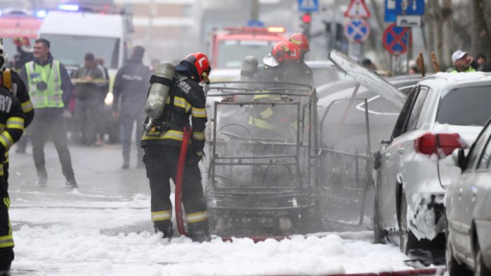 Incendiu catastrofal în Sectorul 6 al Capitalei: numeroase vehicule afectate de foc. Un mort și o persoană rănită. Operațiune de salvare în curs de desfășurare.