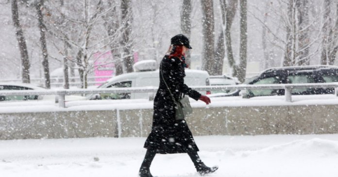 Meteorologii anticipează frig, precipitații sub formă de ninsoare și un acumulare de zăpadă de 9 centimetri în București. Previziunea pentru următoarele zile.