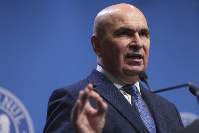 Reacția prim-ministrului Bolojan după ce un profesor universitar renumit și-a ars diploma de doctor în direct la televiziune: „Nu ne lipsesc diplomele”.