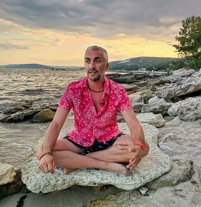 Un ex-angajat al STB și TAROM, care comercializa parfumuri simultan cu funcția publică, a evoluat acum într-un terapeut Reiki.