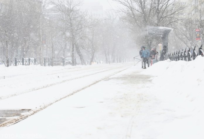 Unde se va ninge puternic în următoarele ore. Atenționare de la ANM / Starea traficului pe căile rutiere din România. Detalii despre Gara de Nord.
