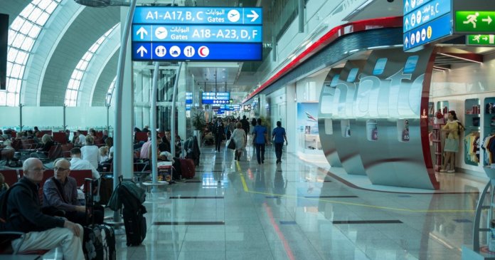 Aeroportul din Dubai lovit de o dronă iraniană. Toate zborurile oprite.