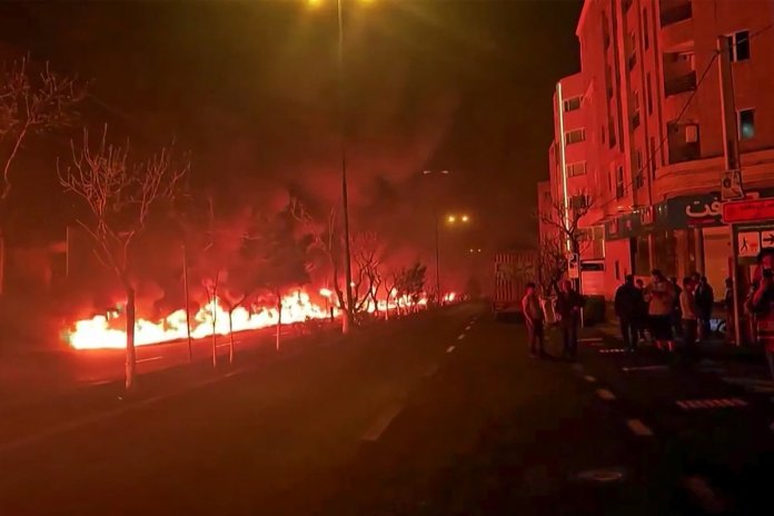 Israelul a lovit instalațiile de stocare a petrolului din Iran, o premieră de la începutul conflictului.