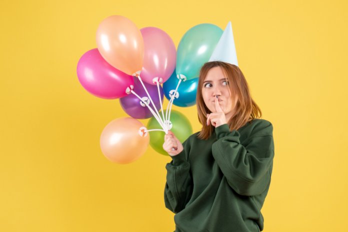 Cum se creează o arcadă de baloane într-o grădină?