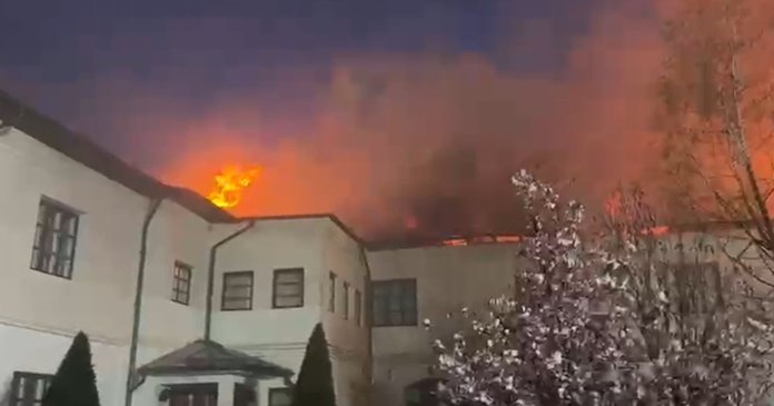 Incendiu de intensitate mare la o mănăstire din Vâlcea. Pompierii din trei județe sunt implicați în intervenție.