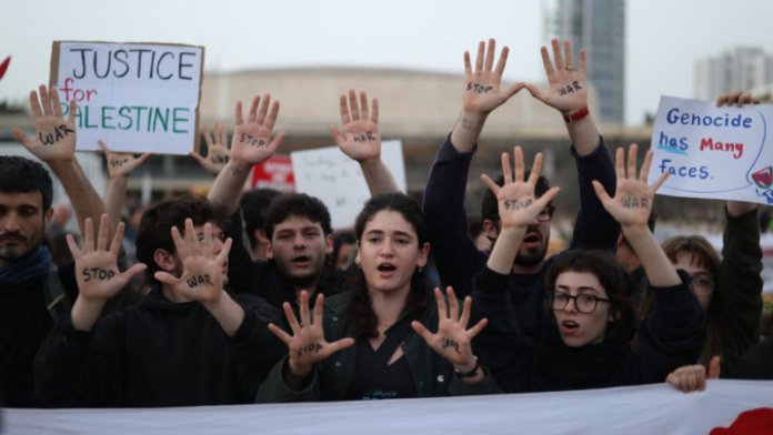 Proteste în Tel Aviv împotriva conflictului cu Iranul: „Nu atacați, negociați!”. Confruntări violente cu...
