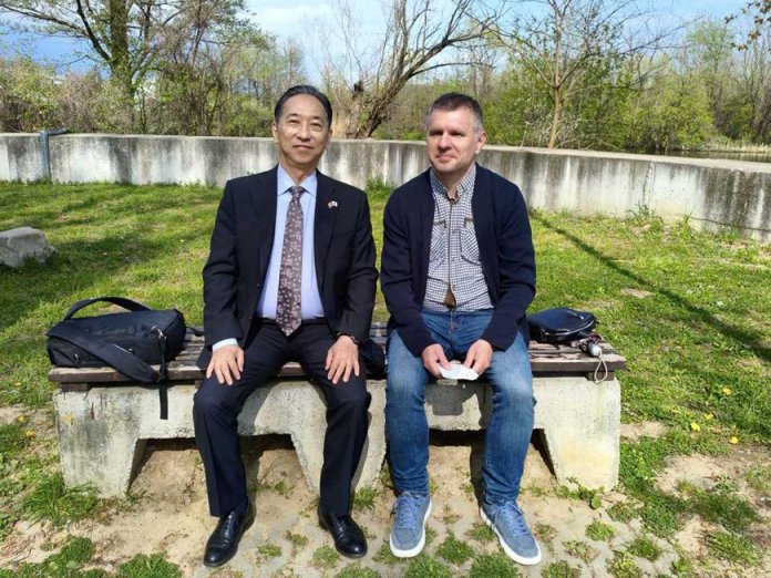 Takashi Katae, ambasadorul Japoniei, invită vizitatorii să exploreze națiunea noastră: Mititeii și ciorba de văcuță, o specialitate.