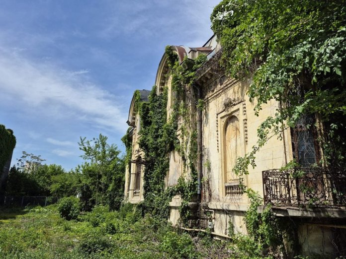 Clădirea afectată din București care adăpostește sediul social al 650 de companii, dintre care unele sunt supuse cercetării de către DNA.