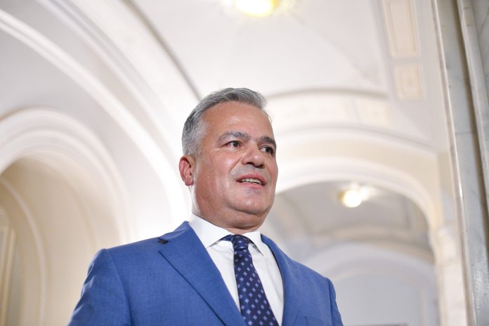 Adrian Veștea încheie elaborarea listei miniștrilor și a programului de guvernare / Posibilități de membri ai Guvernului Veștea / UDMR a decis să nu ia parte la vot / Informații: Cătălin Predoiu a renunțat la funcția de conducere a PNL