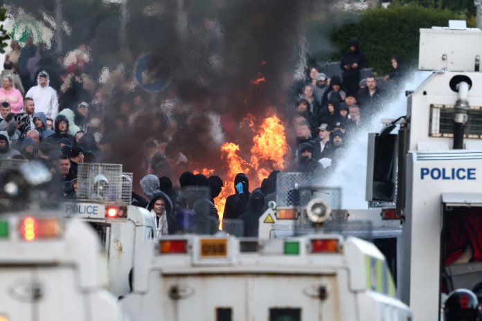 MAE anunță mutarea temporară a tuturor românilor influențați de protestele din Belfast
