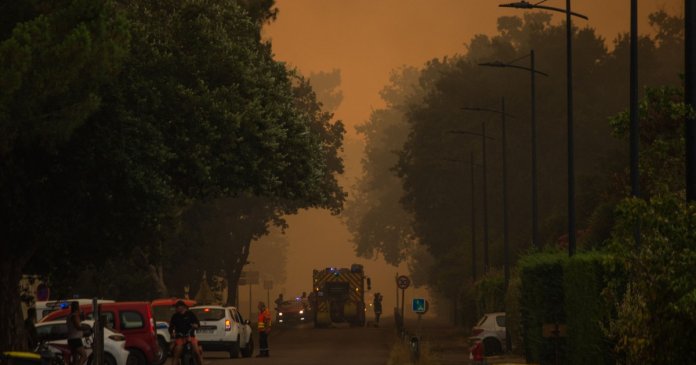 „Experiențe cinematografice de pe urma unei catastrofe: Relatări ale celor evacuați din fața incendiului imens din Franța”