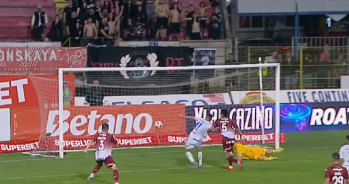 Haos complet la FC Botoșani - Rapid! Două decizii VAR, două cartonașe roșii și un penalty executat cu succes după opt minute.