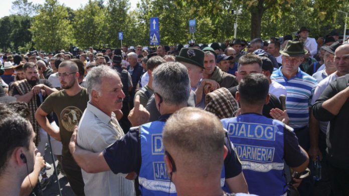Protestul a zecilor de mii de proprietari de oi în Capitală. Jandarmii au folosit gaze lacrimogene după incidentul de la ANSVSA.