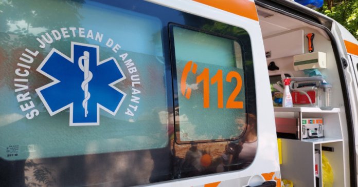 Ambulanță agresată cu topoarele într-o localitate din Cluj, după ce un videoclip TikTok a afirmat că „sustrage...