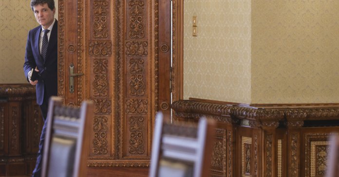 Nicuşor Dan se întâlnește astăzi cu conducătorii vechii coaliţii pentru a aborda finalizarea PNRR, având mai puțin de două săptămâni...