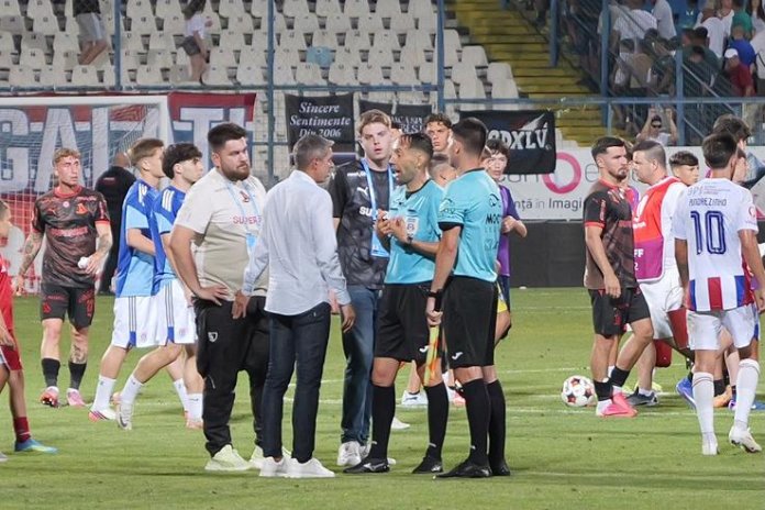 Nuno Campos a mers direct la arbitru după confruntarea Oțelul - Dinamo.