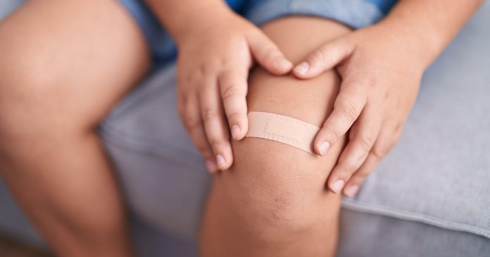 Un băiat în vârstă de șase ani din Botoșani a intrat în comă după ce sora lui i-a pus un plasture pe o leziune. Ce...